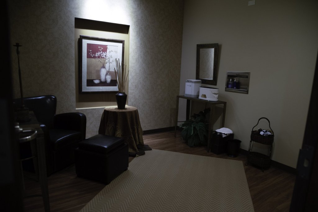 Comfortable waiting room at Eisin Periodontics & Implant Dentistry